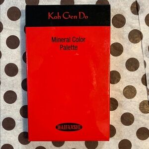 Koh Gen Do Mineral Color Palette.         (eye shadow and cheek)